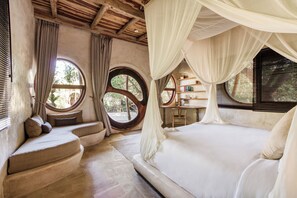 Suite, 1 queensize bed, bad | Uitzicht vanuit de kamer