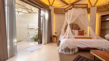 Suite, 1 letto king, vista piscina | 1 camera, minibar, una cassaforte in camera, una scrivania