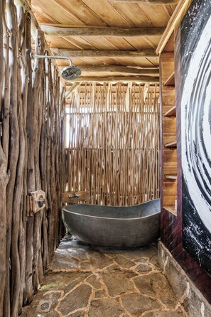 Bañera con ducha, artículos de tocador gratuitos, secador de pelo, batas
