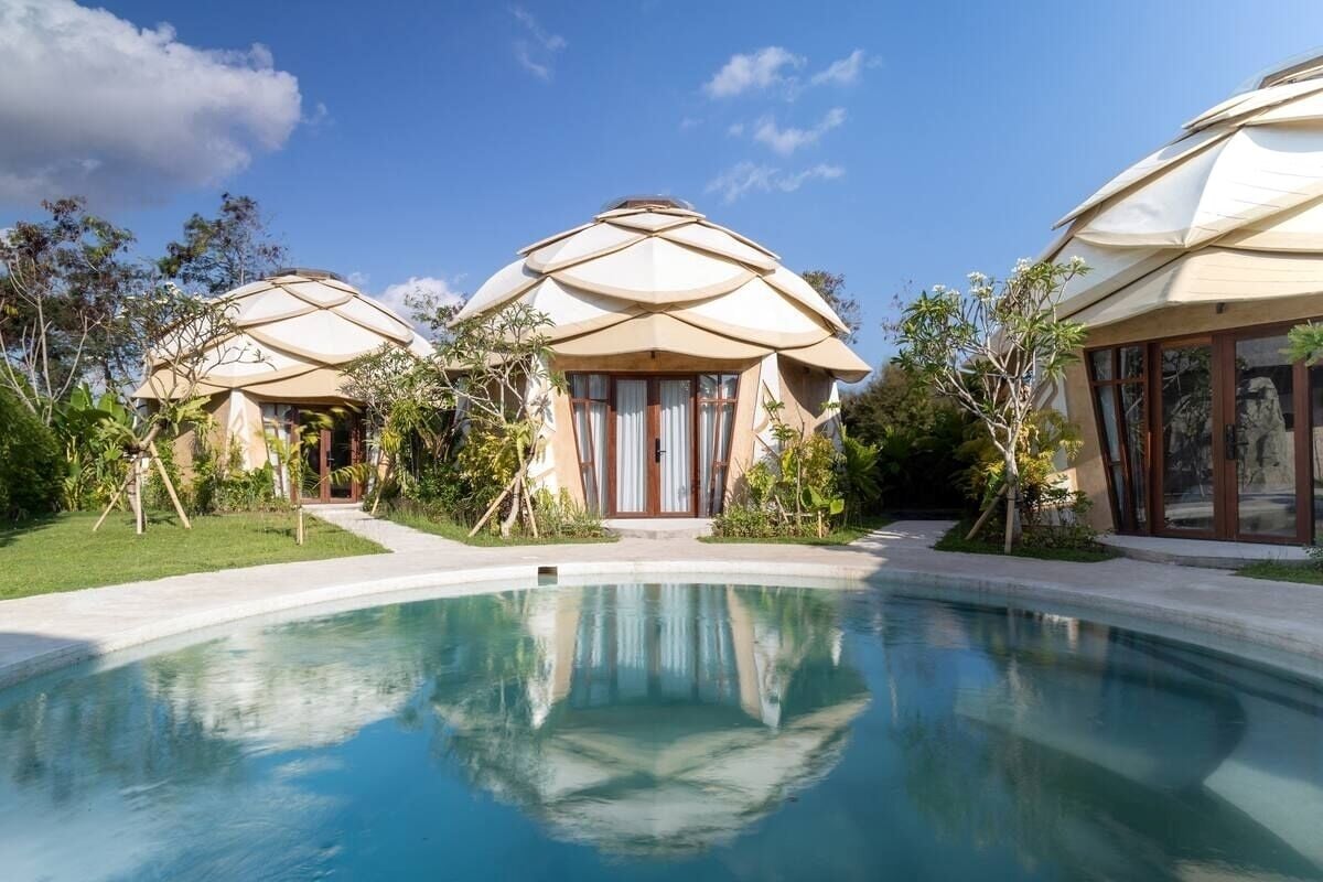 Suite, 1 très grand lit, vue piscine | Vue de la chambre