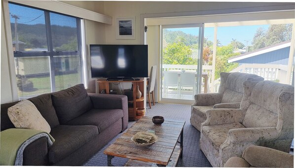 TV, fireplace, books - Spacious 4BR House Near Marina & Town, Secure Yard (Whangamata)