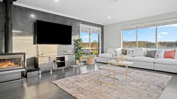 Deluxe Bungalow, Mountain View | Living room