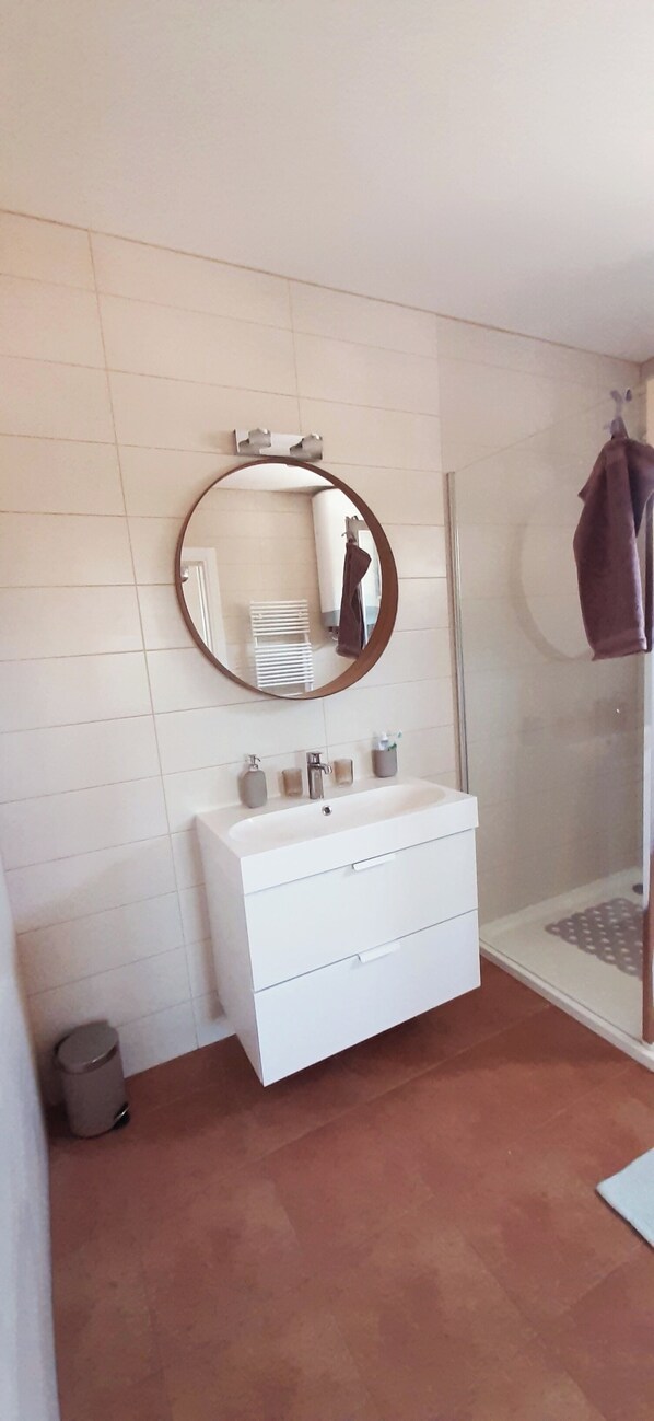 Shower, hair dryer, bidet, towels - Villa on the island of Hvar by the sea, suitable for summer and winter holidays (Jelsa)