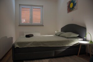 Tabla de planchar con plancha y ropa de cama