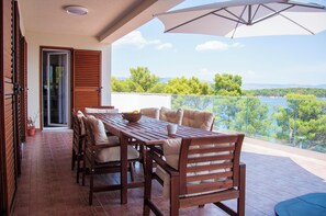 Outdoor dining - Villa on the island of Hvar by the sea, suitable for summer and winter holidays (Jelsa)