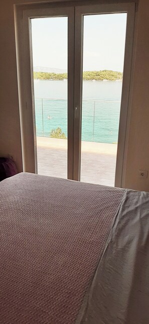 Iron/ironing board, bed sheets - Villa on the island of Hvar by the sea, suitable for summer and winter holidays (Jelsa)