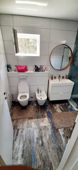 Dusche, Haartrockner, Bidet, Handtücher