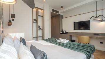 In-room safe, laptop workspace, blackout drapes, iron/ironing board