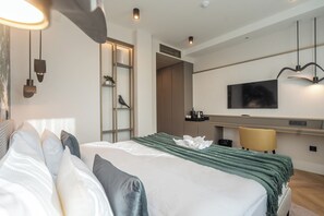 In-room safe, laptop workspace, blackout drapes, iron/ironing board