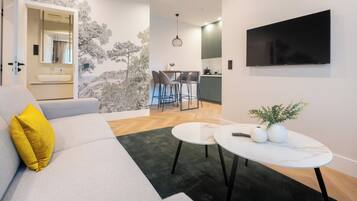 Deluxe Apartment, Garden View | Living area