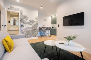 Deluxe Apartment, Garden View | Living area