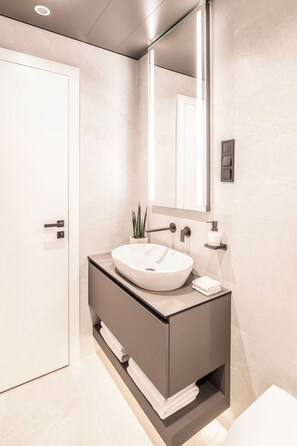 Deluxe-Suite | Badezimmer | Dusche, Haartrockner, Handtücher, Seife