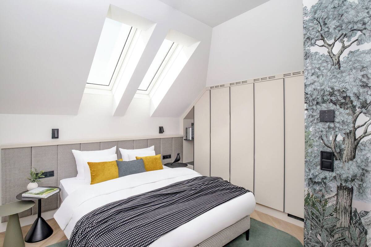 Deluxe-Doppel- oder -Zweibettzimmer | Zimmersafe, laptopgeeigneter Arbeitsplatz, Verdunkelungsvorhänge