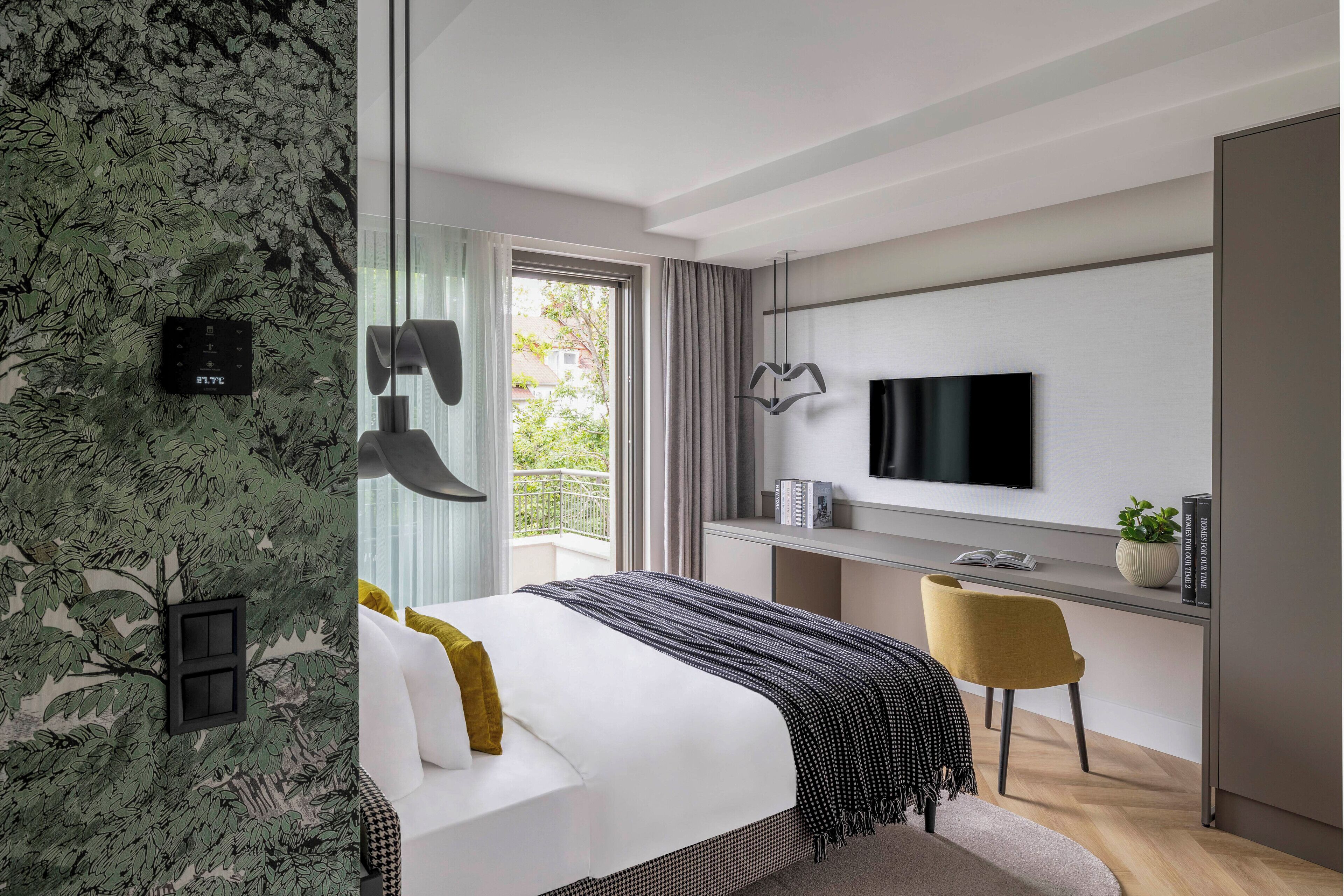 豪華雙人房, 露台, 部分湖景 | 房內夾萬、遮光窗簾/窗簾、隔音、熨斗/熨衫板