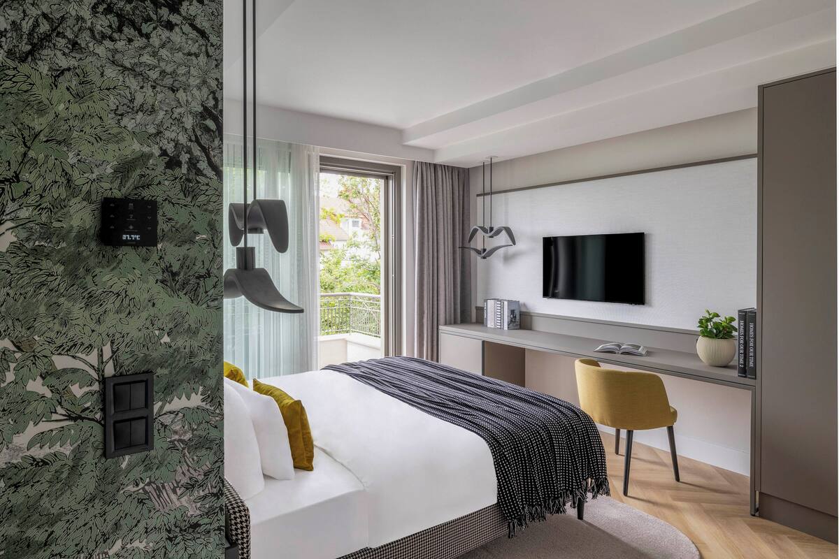 Deluxe-Doppelzimmer, Balkon, eingeschränkter Seeblick | Zimmersafe, laptopgeeigneter Arbeitsplatz, Verdunkelungsvorhänge