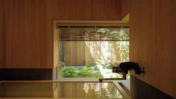 Hus - icke-rökare - uteplats | Badrum | Badkar och dusch, hårtork, tofflor och handdukar