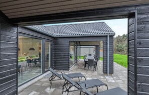 Outdoor dining - Cozy home in Jesendorf with sauna (Jesendorf)