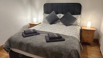 Cottage | 2 bedrooms, iron/ironing board, free WiFi, bed sheets