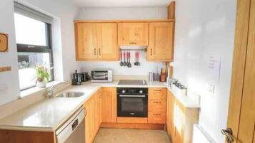 Cottage | Private kitchen | Fridge, microwave, oven, stovetop