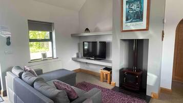 Cottage | Living area | Fireplace