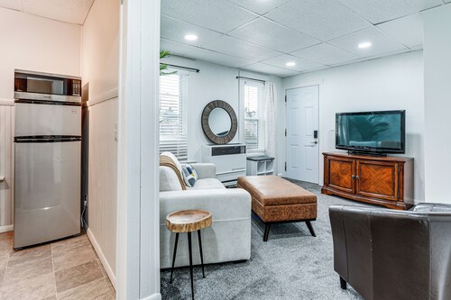 13 Mi to Buffalo: Cozy Apartment in Depew!