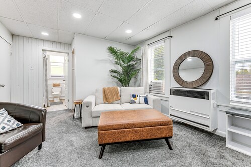 13 Mi to Buffalo: Cozy Apartment in Depew!