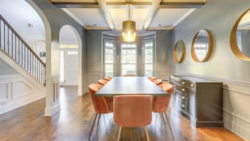 House (5 Bedrooms) | Interior