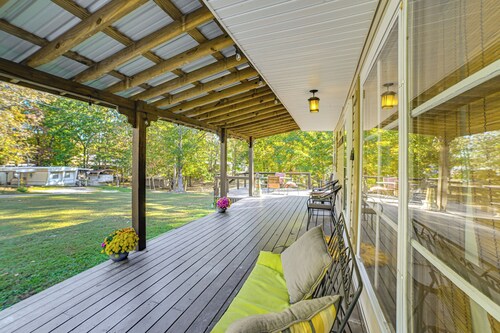 < 1 Mi to Fishing: Springville Home w/ Fireplace!