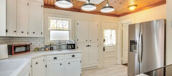 Family-friendly Independence Home: 5 Mi to Stadium