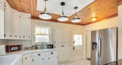 Family-friendly Independence Home: 5 Mi to Stadium