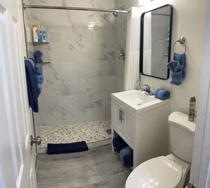 Shower, hair dryer, towels, soap - 4BD/2BA Fort Lauderdale getaway w/ WiFi and AC. Only few miles from beach (Fort Lauderdale)
