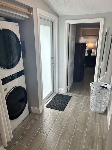 4BD/2BA Fort Lauderdale getaway w/ WiFi and AC. Only few miles from beach