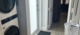 4BD/2BA Fort Lauderdale getaway w/ WiFi and AC. Only few miles from beach