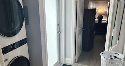 4BD/2BA Fort Lauderdale getaway w/ WiFi and AC. Only few miles from beach