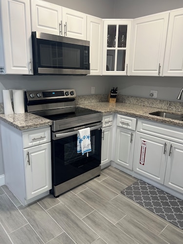 4BD/2BA Fort Lauderdale getaway w/ WiFi and AC. Only few miles from beach