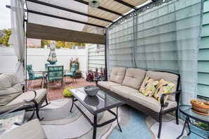 Interior - Grill, Dine & Relax Outside: Home in Tyrone! (Tyrone)