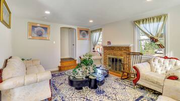 House (4 Bedrooms) | Front of property