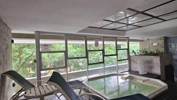Kolam renang tertutup