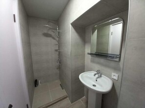 Shower, hair dryer, towels, soap - Egli (Lavreotiki)