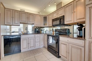 Apartment (2 Bedrooms) | Interior - 3 Mi to Ocean: Riverfront Unit in Vero Beach! (Vero Beach)