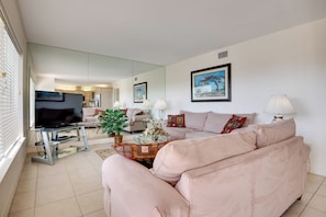 Apartment (2 Bedrooms) | Interior - 3 Mi to Ocean: Riverfront Unit in Vero Beach! (Vero Beach)