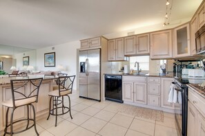 Apartment (2 Bedrooms) | Interior - 3 Mi to Ocean: Riverfront Unit in Vero Beach! (Vero Beach)