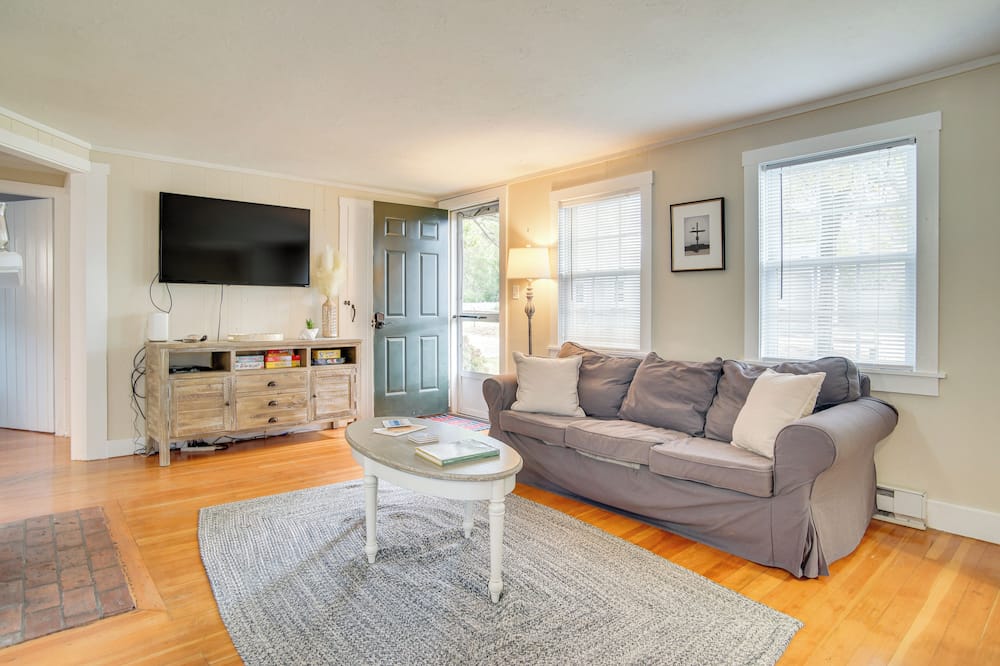 Walk to Beaches & Dining: Classic Cape Cod Cottage