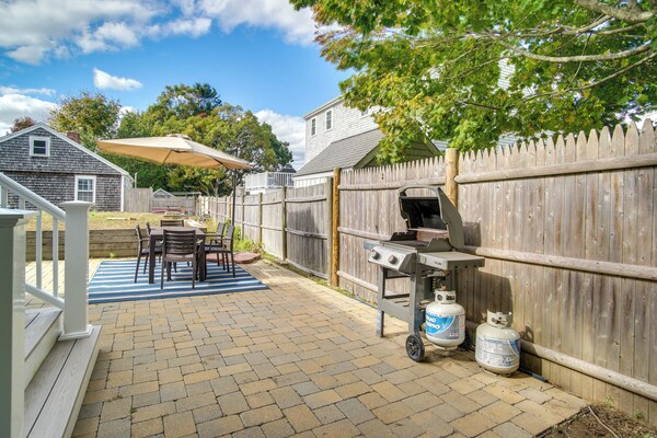 Walk To Beaches & Dining: Classic Cape Cod Cottage - Dennis, MA