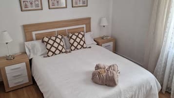 4 slaapkamers, een strijkplank/strijkijzer, reisbedje, wifi
