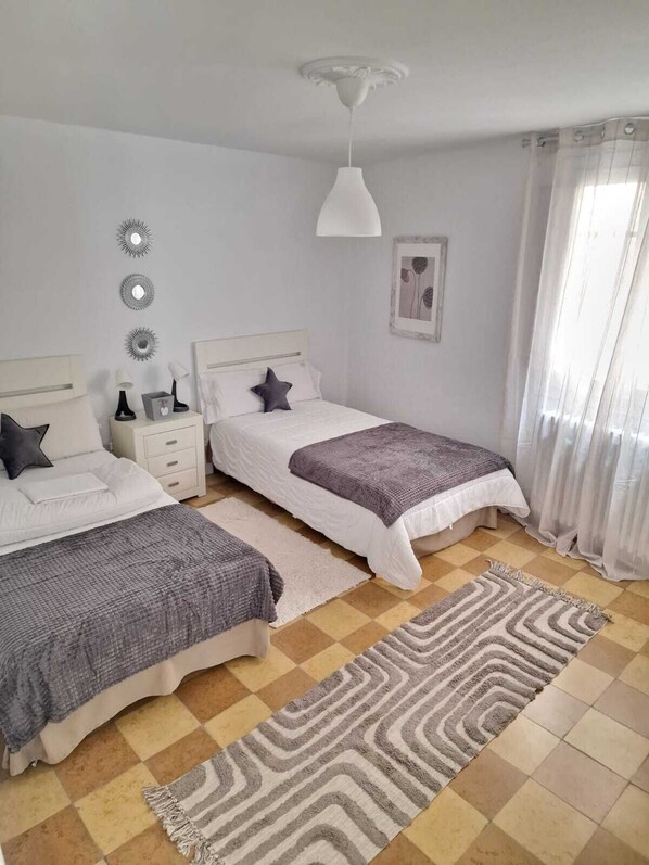 4 chambres, fer et planche à repasser, lit de bébé portatif, Wi-Fi