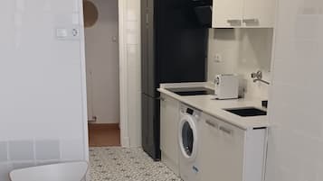 Frigorífico, microondas, placa de cocina y cafetera o tetera