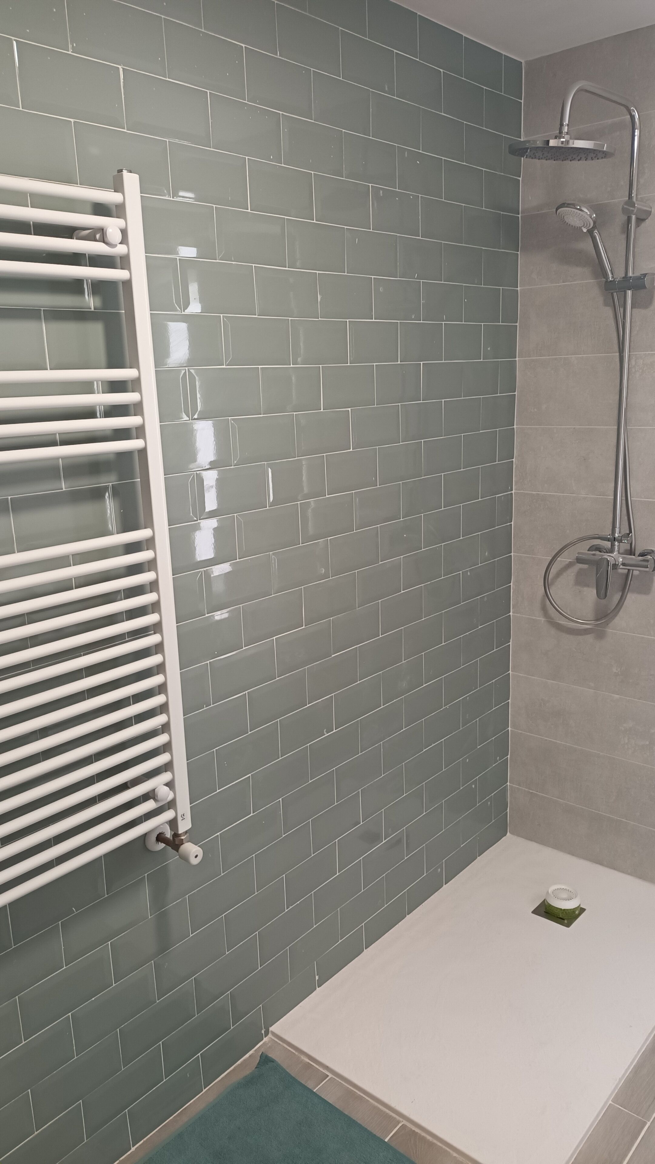 Douche, sèche-cheveux, serviettes fournies, savon