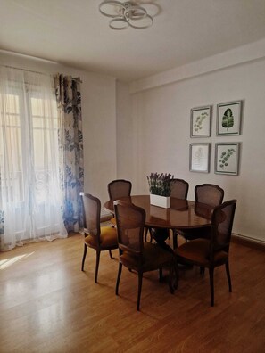 Dining - THE OLD WINE STATION APARTAMENTS in the very center of the city. (Haro)