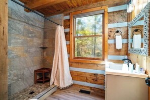 Shower, hair dryer, towels - Super Private/Near National Park (Sevierville)